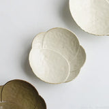 Yeknu  Japanese Creative Ceramic Plum Blossom Tripodia Tableware, Home Kitchen Restaurant Supplies, Steak Salad Fruit Dinner Plate, 1Pc